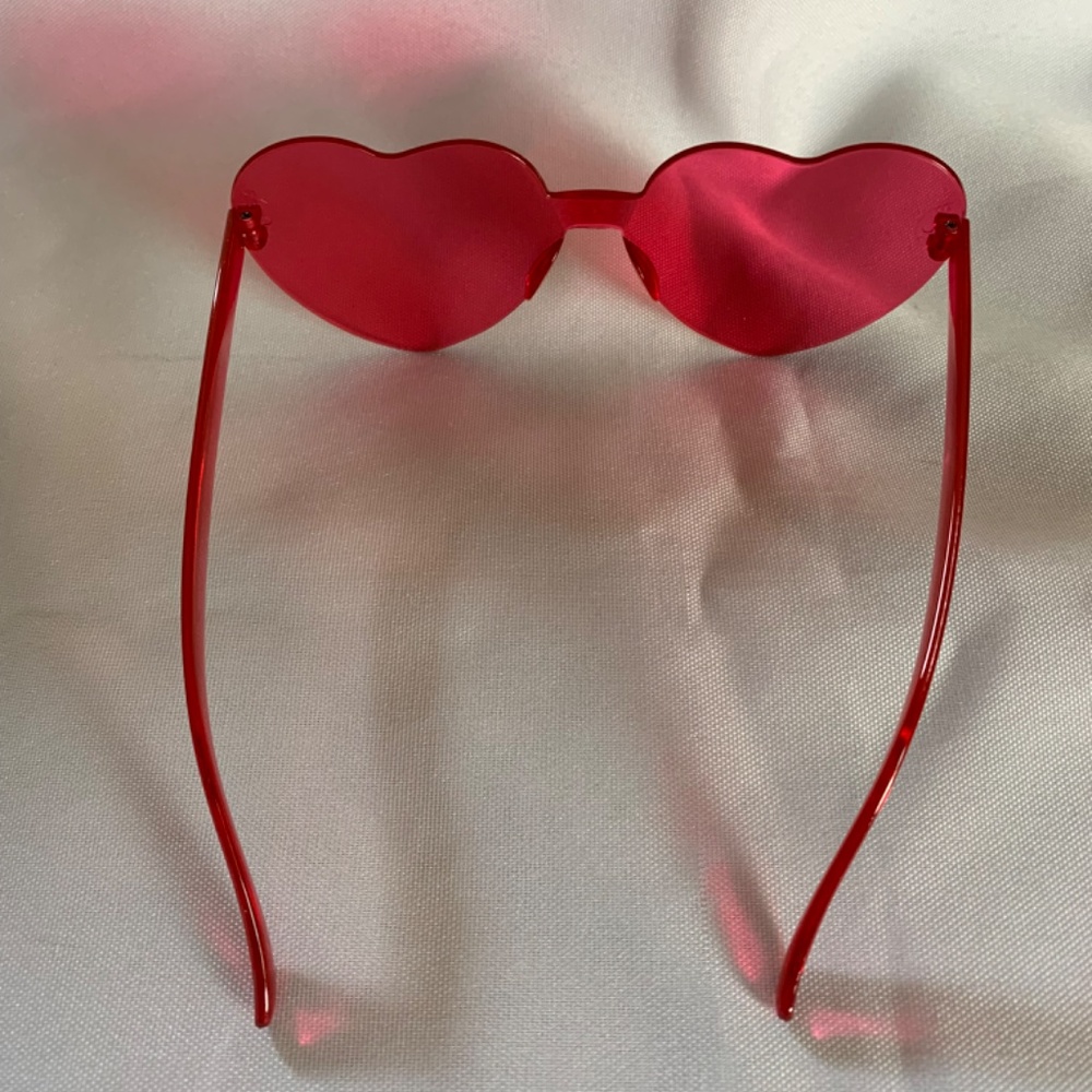 NWOT. Fun and Flirty Adult Heart Shaped Rimless Sunglasses! - Picture 3 of 3